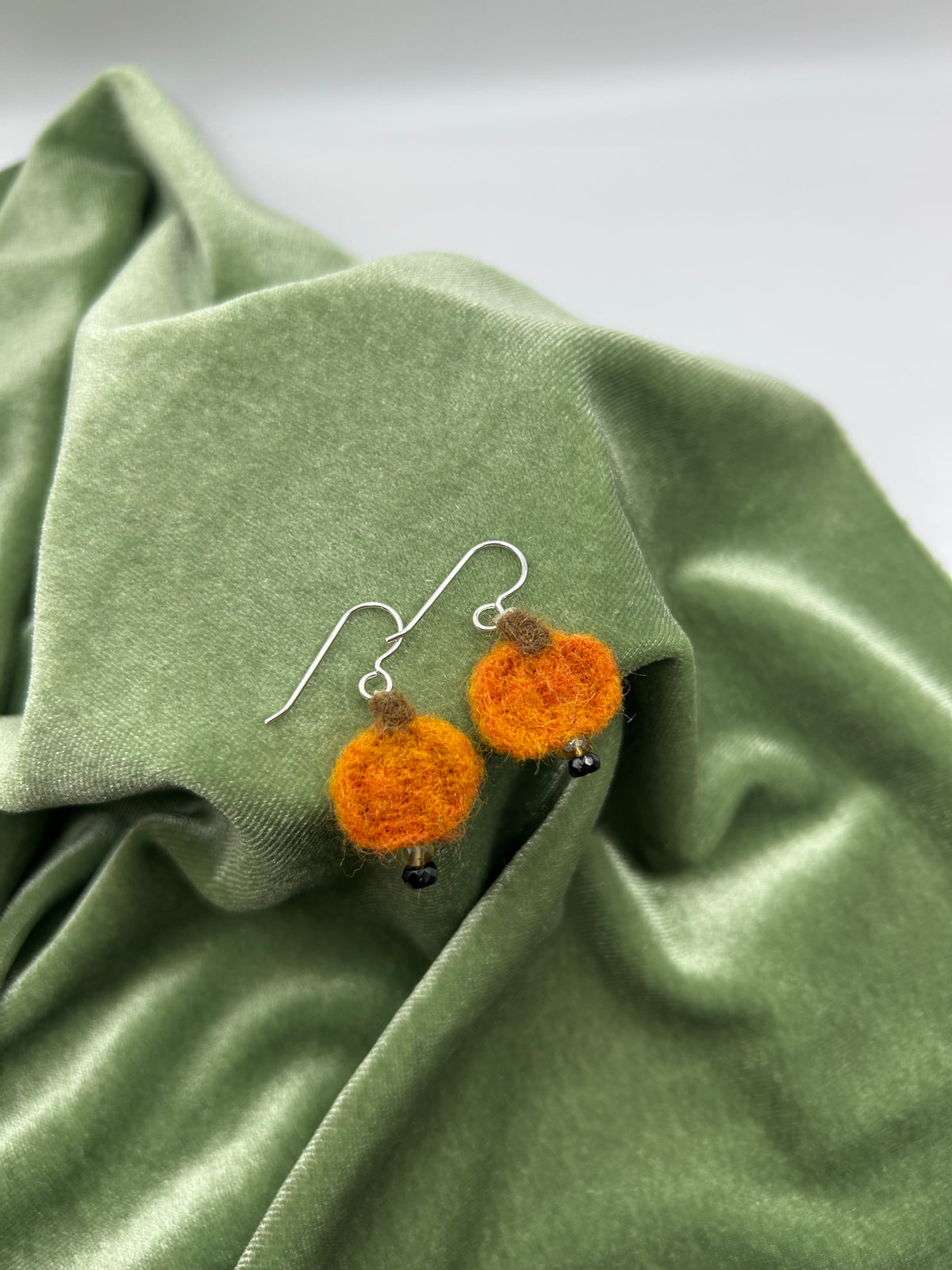 Small felt pumpkin earrings with tourmalines