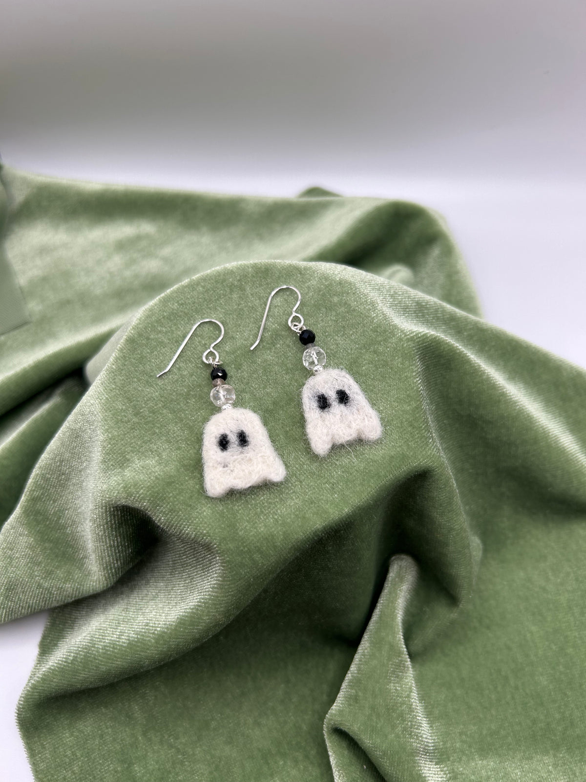 Ghost felt earrings with Onyx, labradorite and Arkansas ice crystal (american mined)