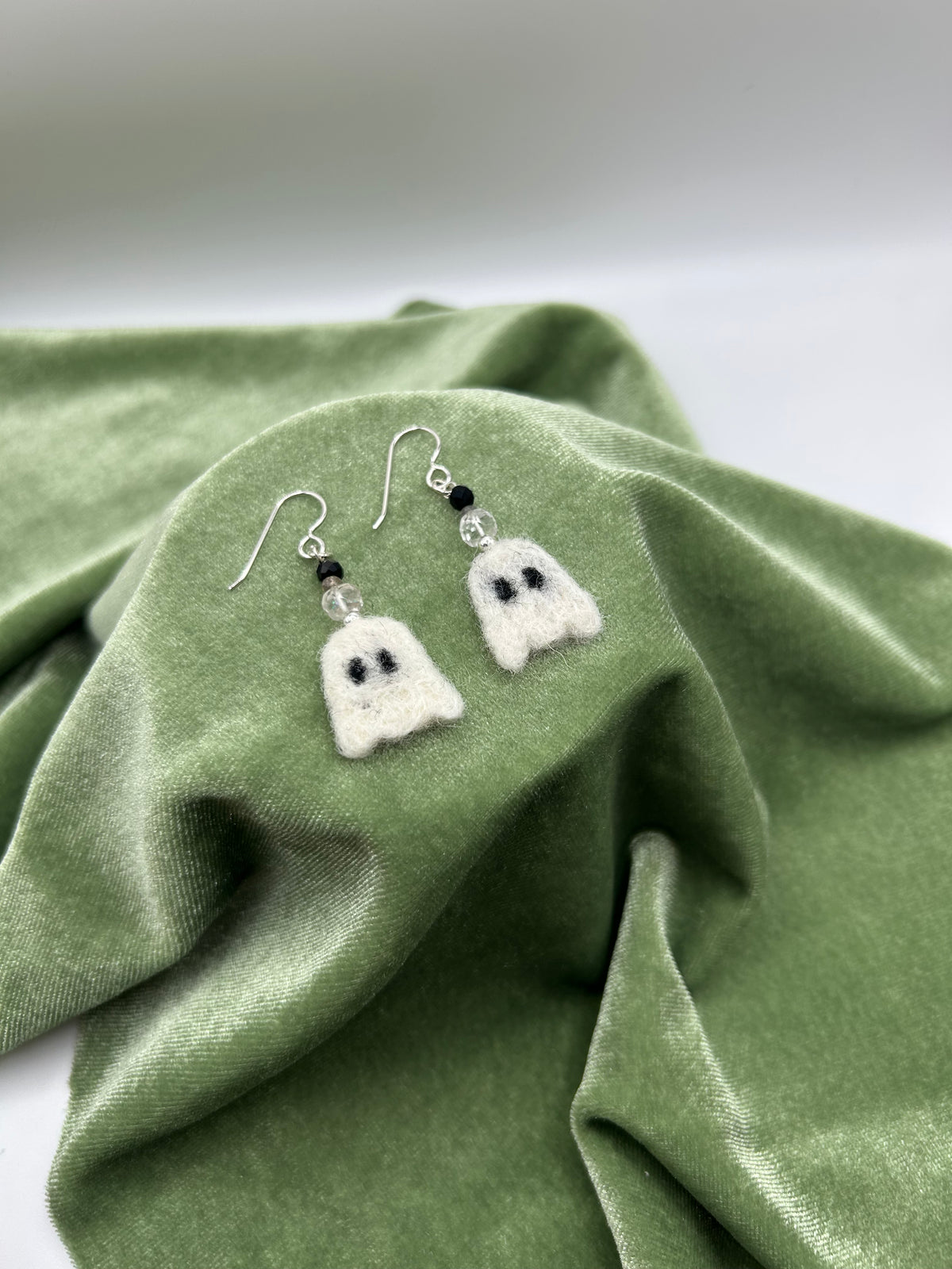 Ghost felt earrings with Onyx, labradorite and Arkansas ice crystal (american mined)