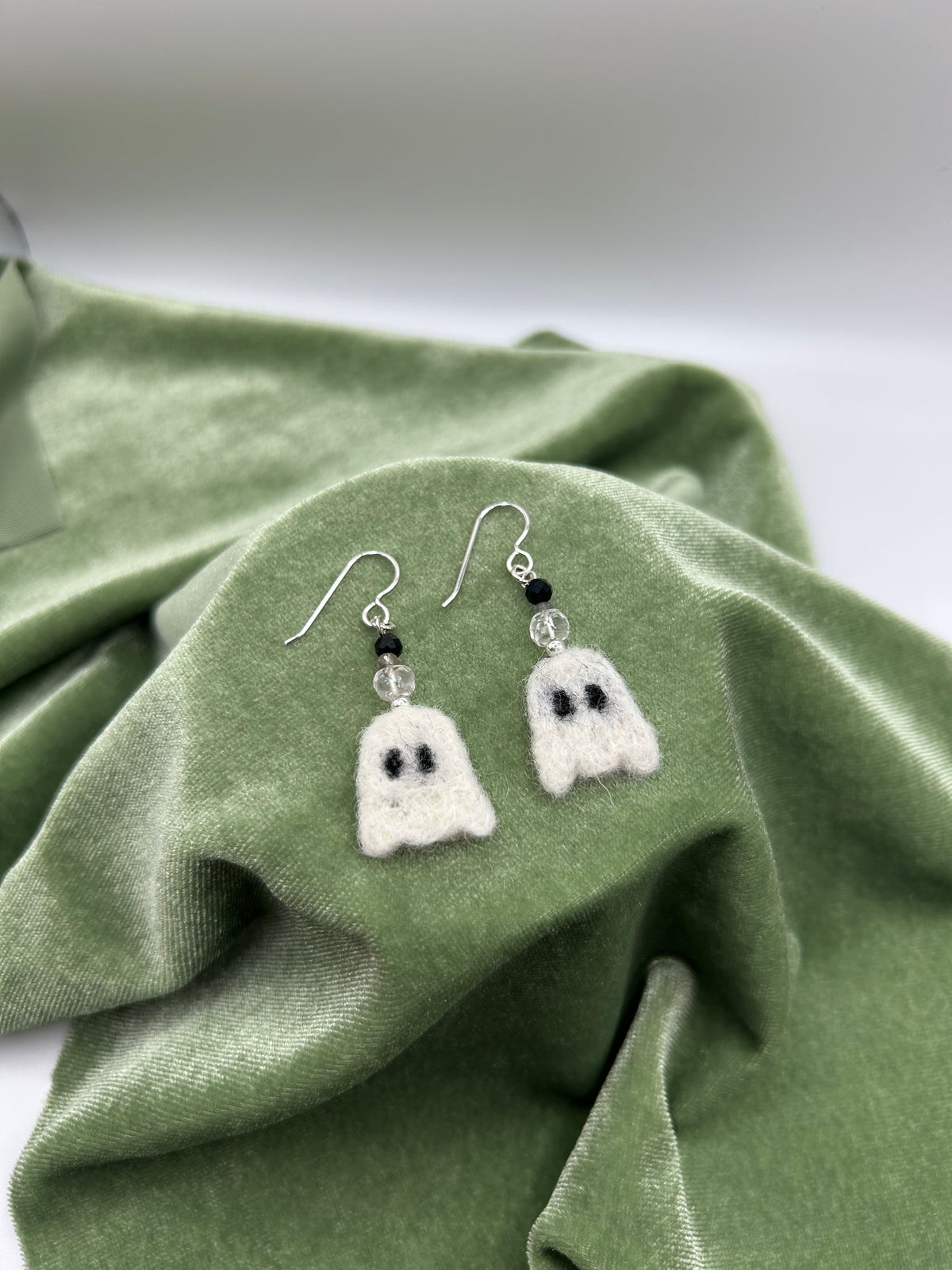 Ghost felt earrings with Onyx, labradorite and Arkansas ice crystal (american mined)